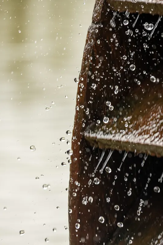 Gotas de água saltando da roda d’água