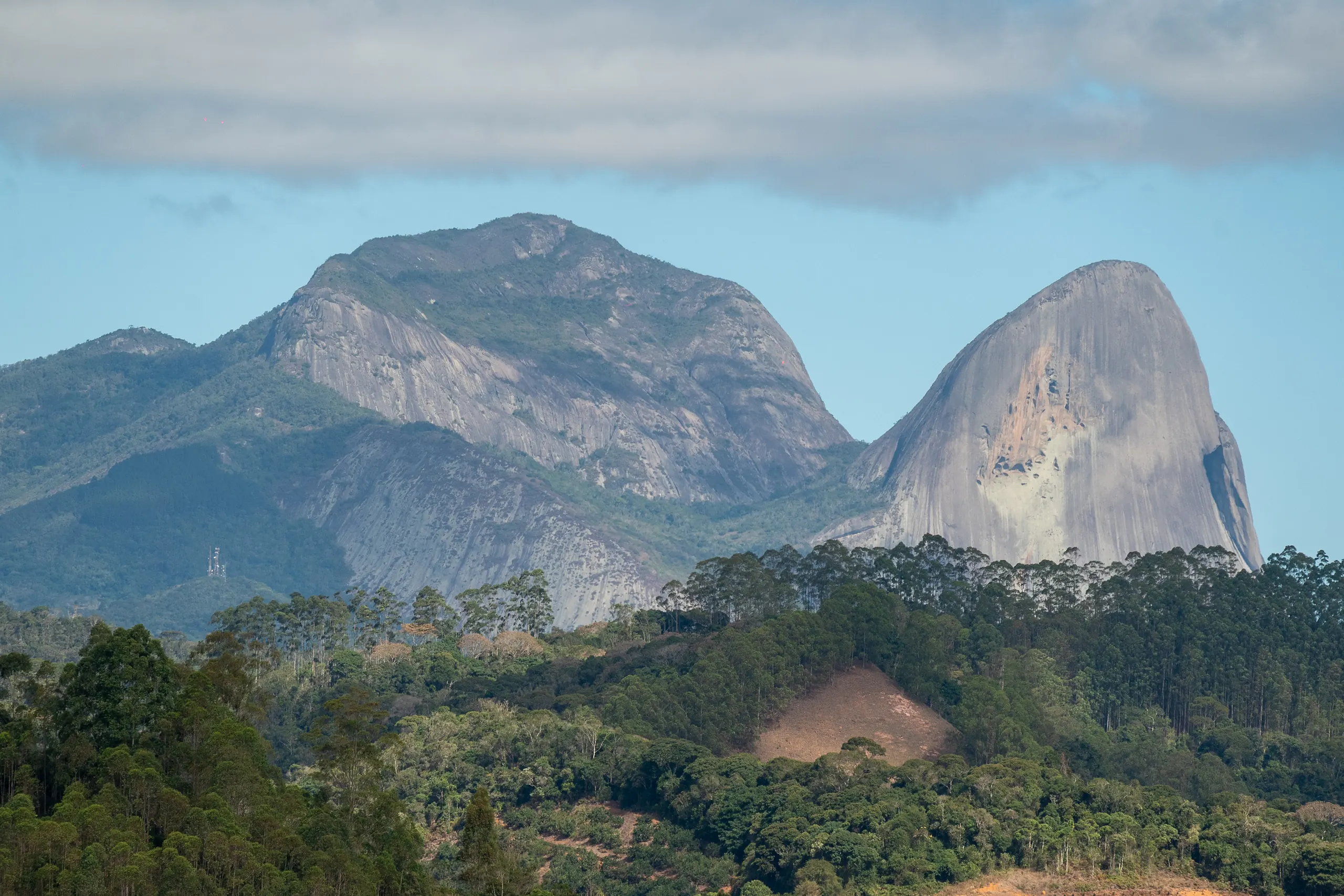 A Pedra Azul e o maciço vizinho sobre a mata