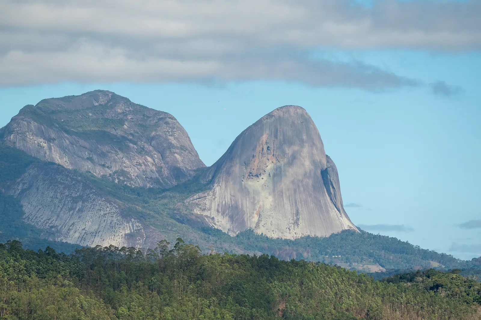 Maciço da Pedra Azul visto do vale