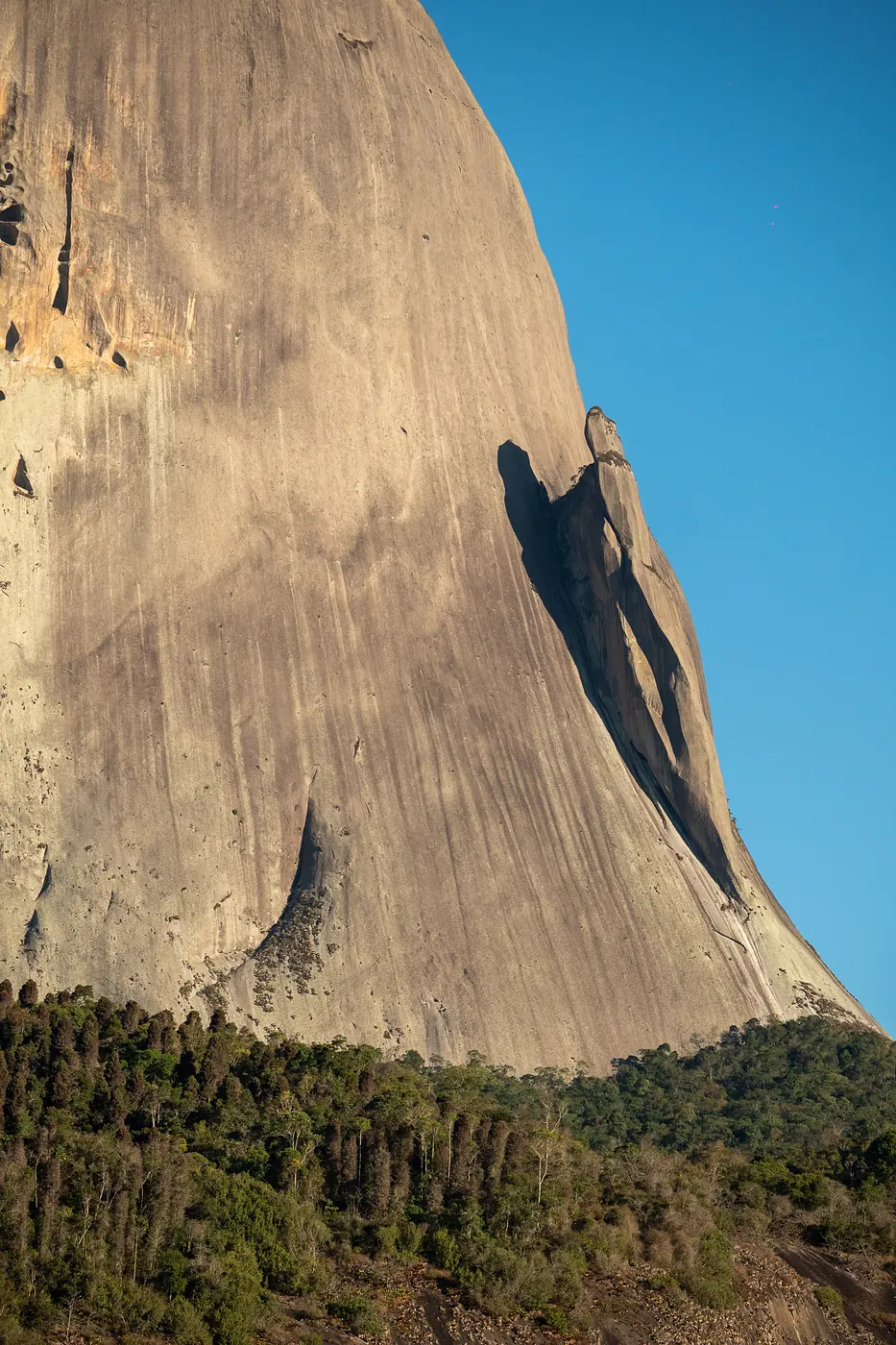 Paredão de granito da Pedra Azul em luz de fim de tarde
